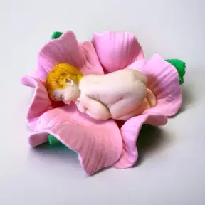 Decor din Pasta de Zahar - Bebelus in floare roz - blond - YKPACA