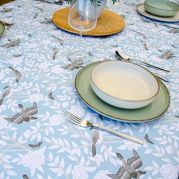 Față de masă antipete Grădină cu Păsări, 240 x 150 cm, poliester impermeabil &ndash; Anyta Cooking