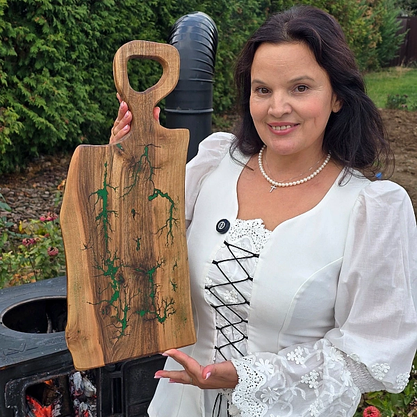 Tocător din Lemn de Nuc cu Rășină Epoxidică Verde - Model Fulger - Realizat Manual - 53 x 21 x 2,5 cm